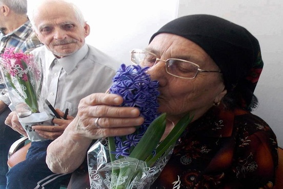 8th March gifts for the elderly in the nursing hom